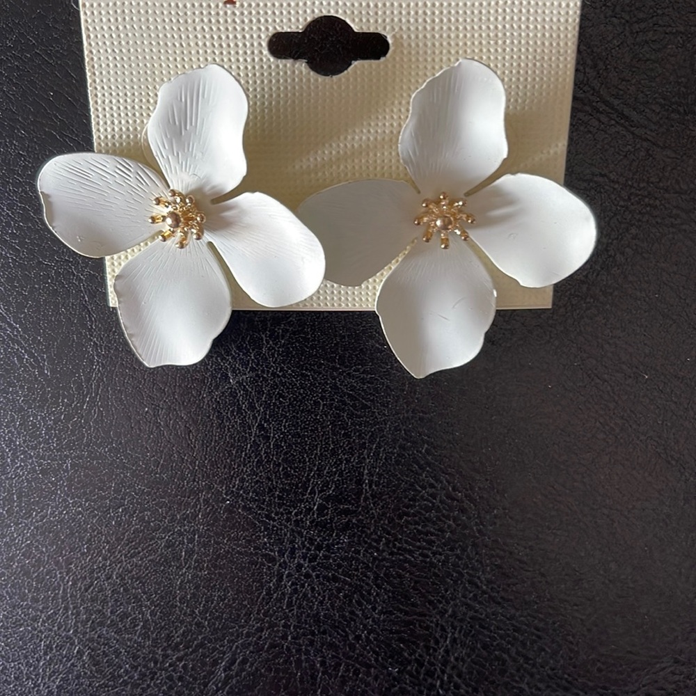 New Badgley Mischka Ivory Flower w center gold stud earrings